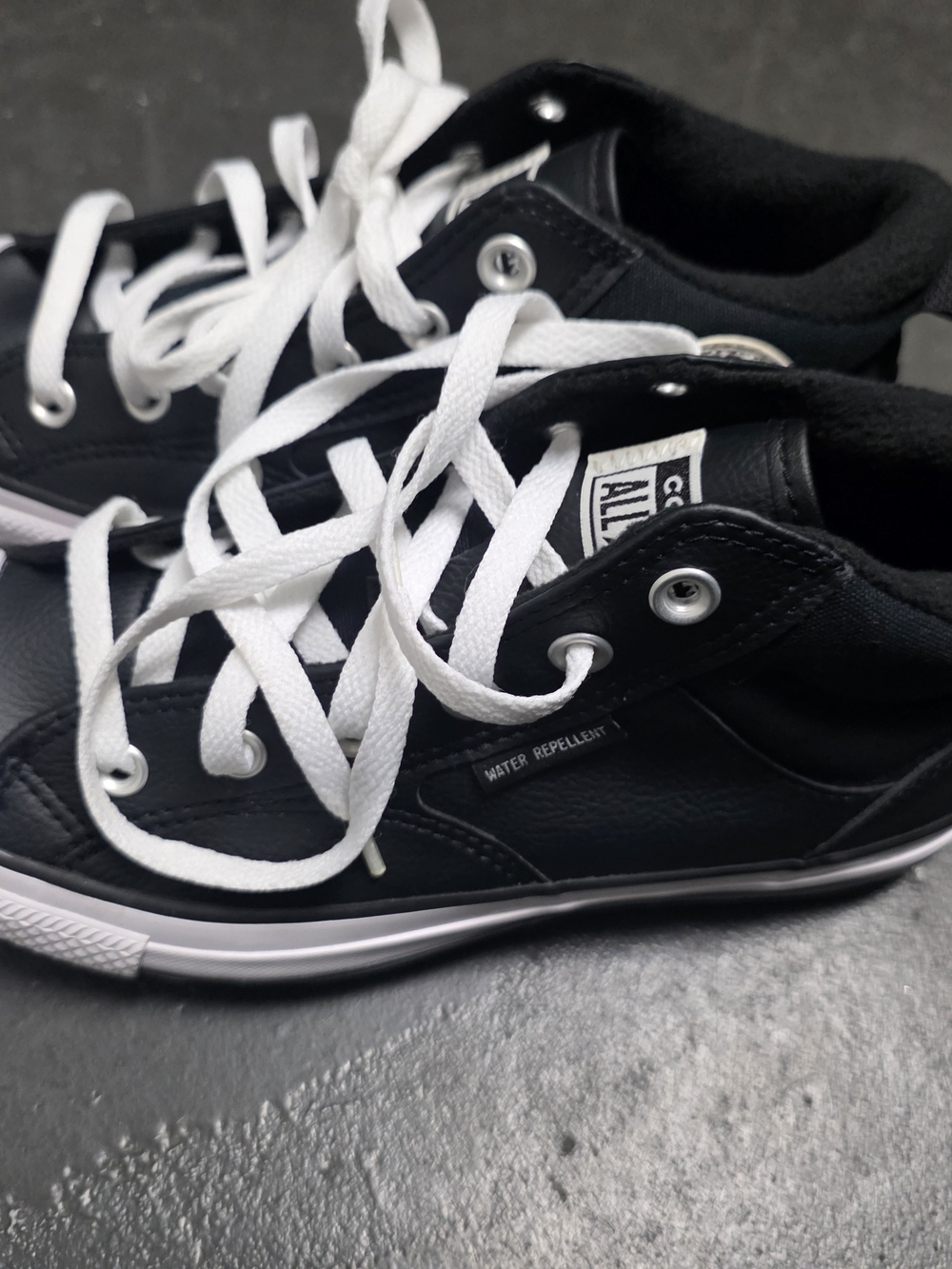 Converse Women Or Men Black Low-Top Sneakers with White Laces